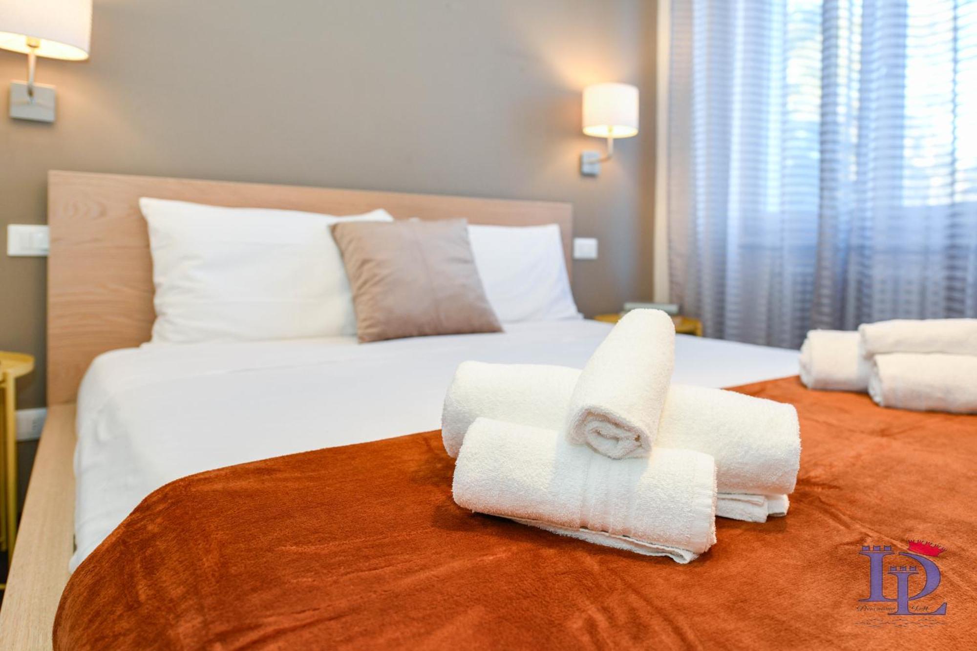 Desenzanoloft Official Partner Marriott Homes & Villas - A Casa Di Sara Family Apartment With Private Parking Desenzano del Garda Bagian luar foto